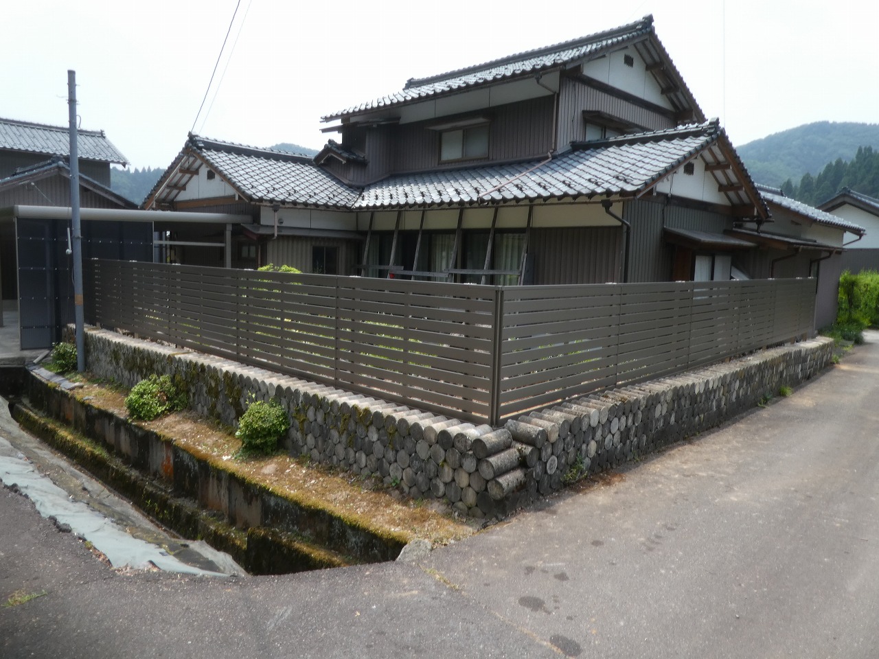 T邸の目隠し樹木からアルミフェンスに