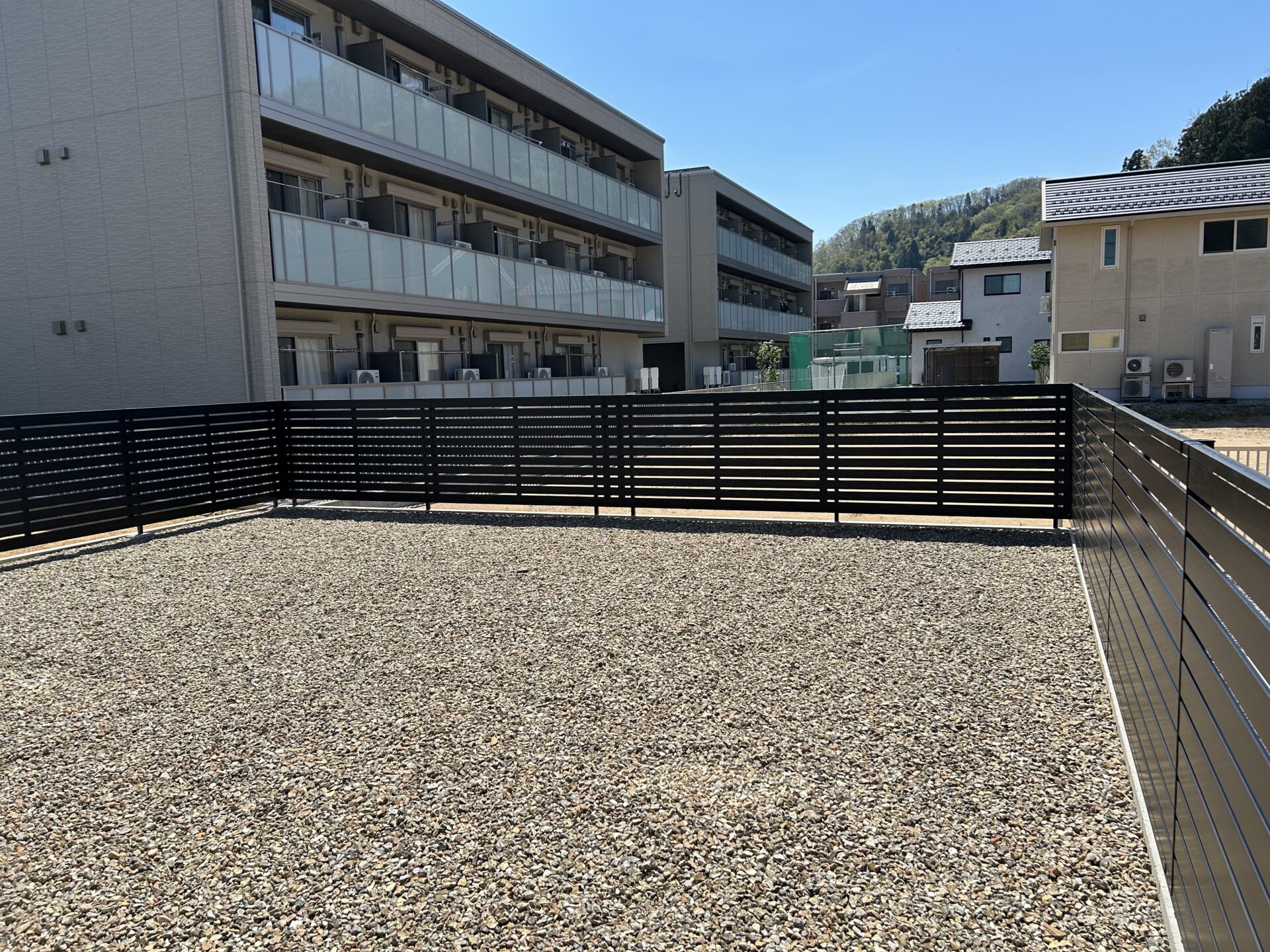 Ｓ邸の土間防草シート敷設と外構フエンス工事