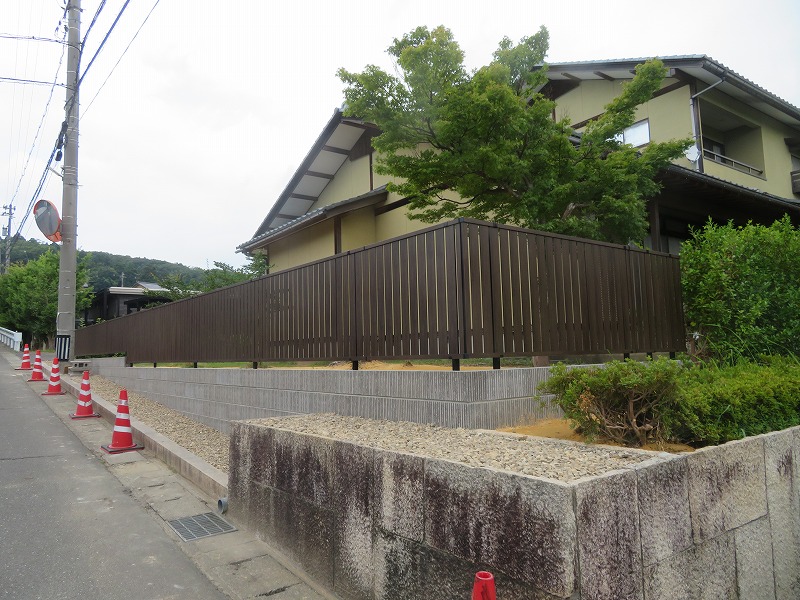 化粧ブロックに勾配の有る目隠しフェンス設置工事